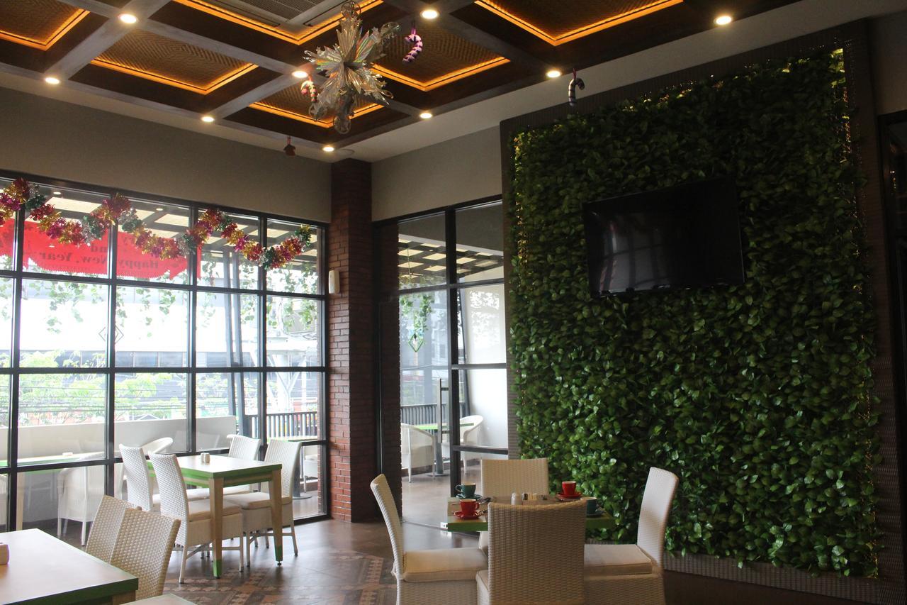 Uniq Hotel Джокьякарта Экстерьер фото
