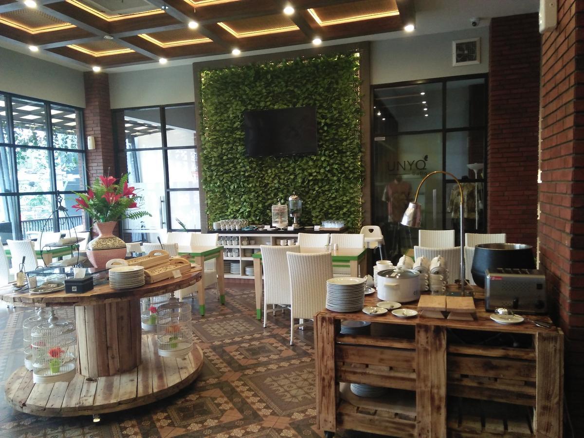 Uniq Hotel Джокьякарта Экстерьер фото